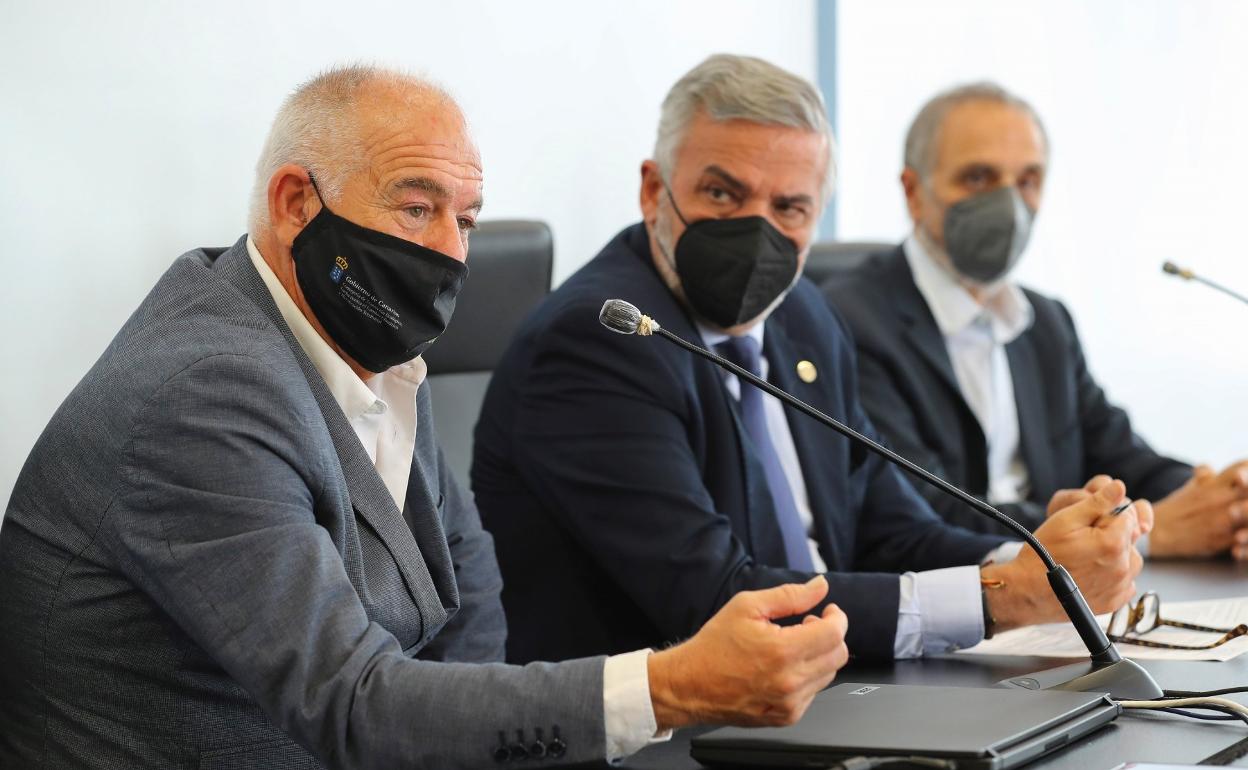 Valeriano Díaz (i), el rector de la ULPGC, Lluís Serra (c) y Ricardo Haroun (Ecoaqua). 