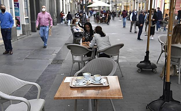 Terraza en la calle de Triana. 