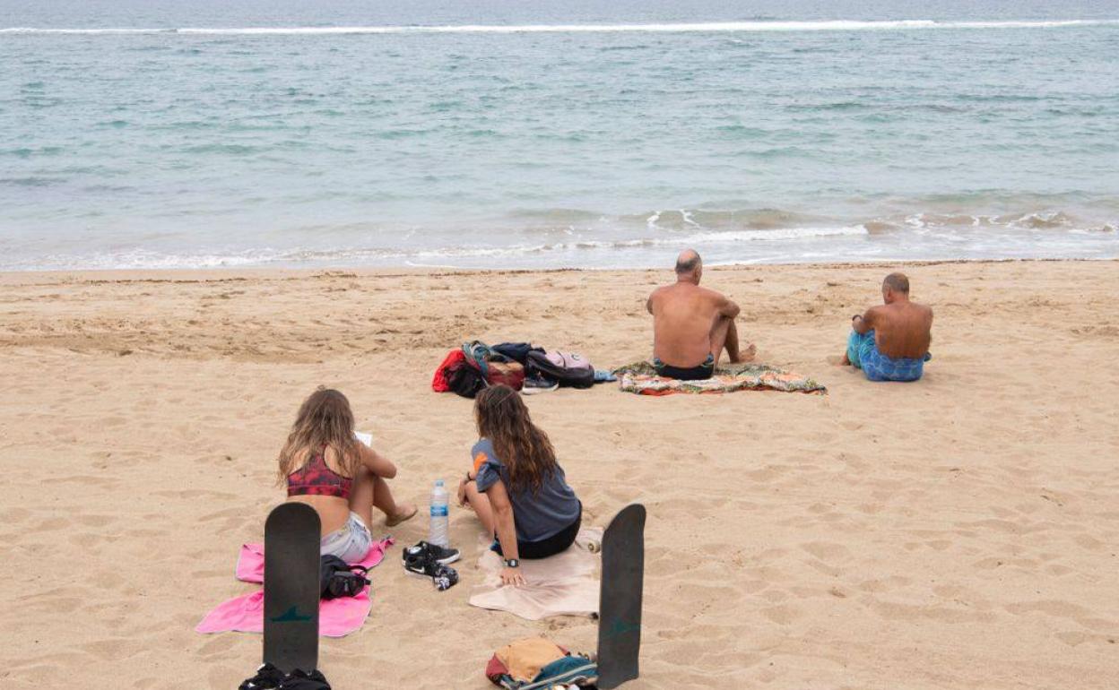 Bañistas esta semana en Las Canteras. 