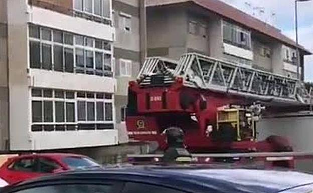Intoxicado en el incendio de una vivienda en La Paterna