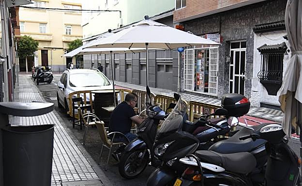 Una terraza ocupa una plaza de aparcamiento en la calle Diderot.