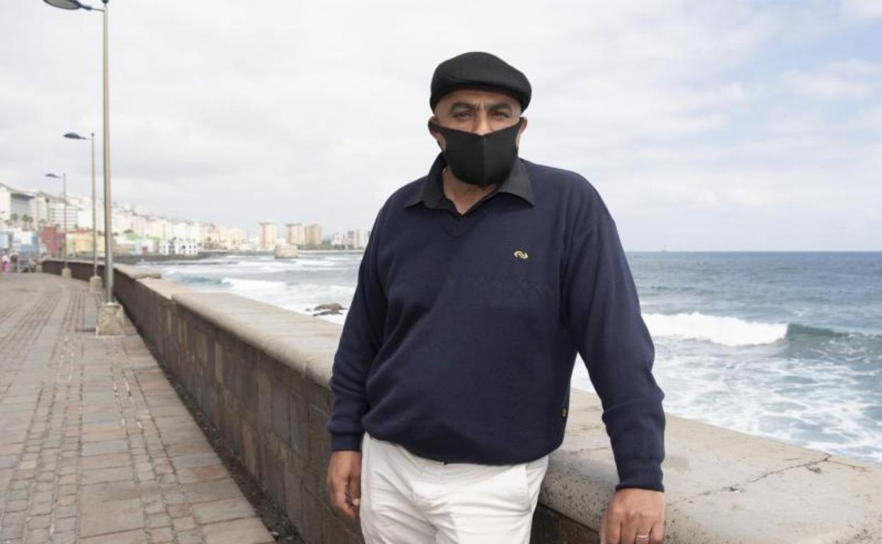 El responsable de la Asociación sirve de traductor para los inmigrantes que lo solicitan. 