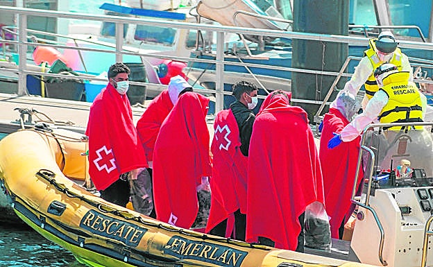 Algunos de los inmigrantes que llegaron ayer a La Graciosa. 