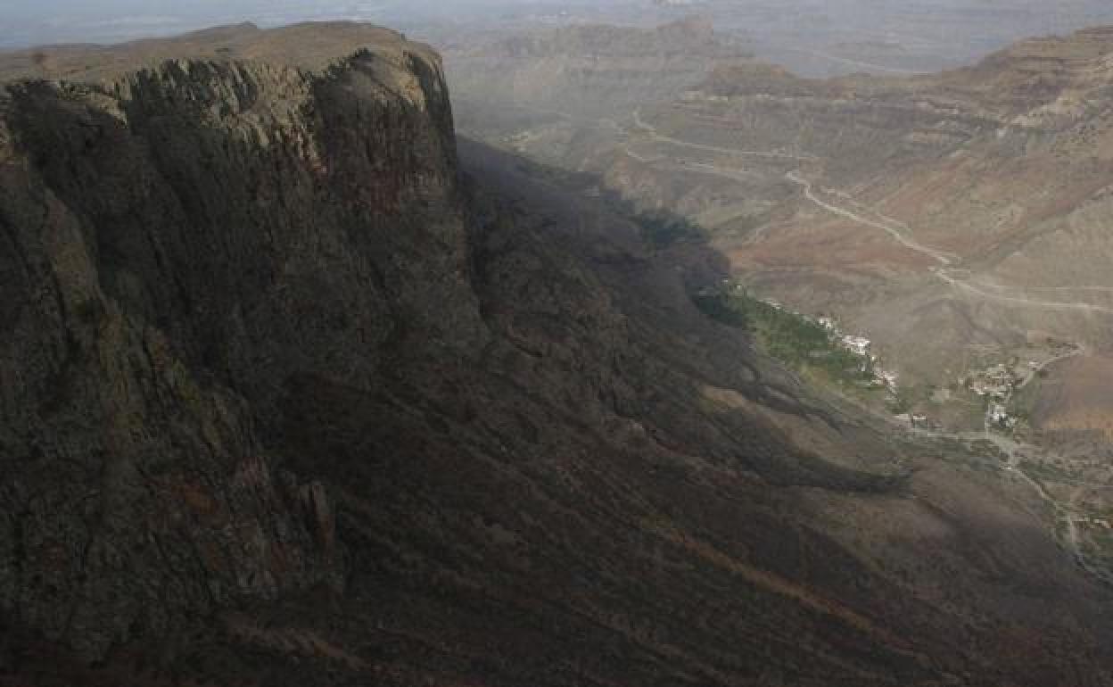 Vista del macizo de Amurga, a la izquierda, con el barranco de Fataga a la derecha. 