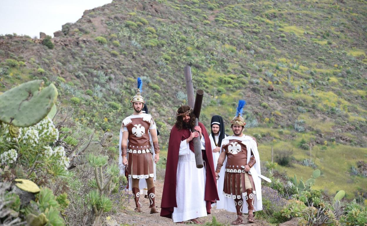 Arriba, Jesús con la cruz a cuestas, una de las escenas del corto.