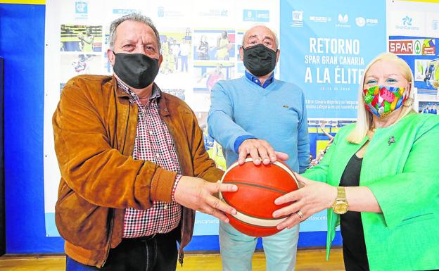 De izquierda a derecha, Domingo Díaz, Pepe Moriana y Begoña Santana posan con un balón de baloncesto, la pasión que les une desde hace muchísimos años. 