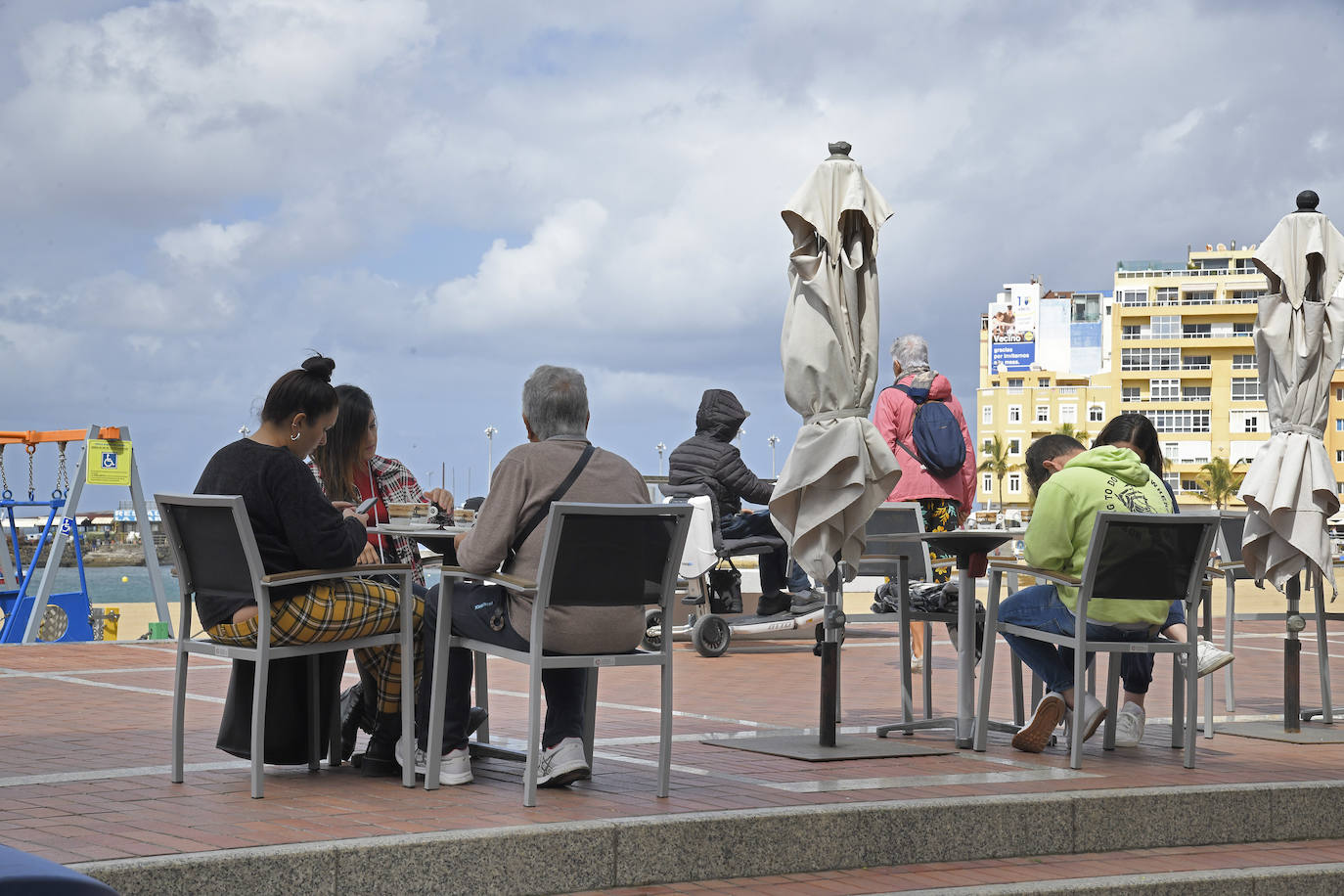 Imagen de una terraza en Las Canteras. 