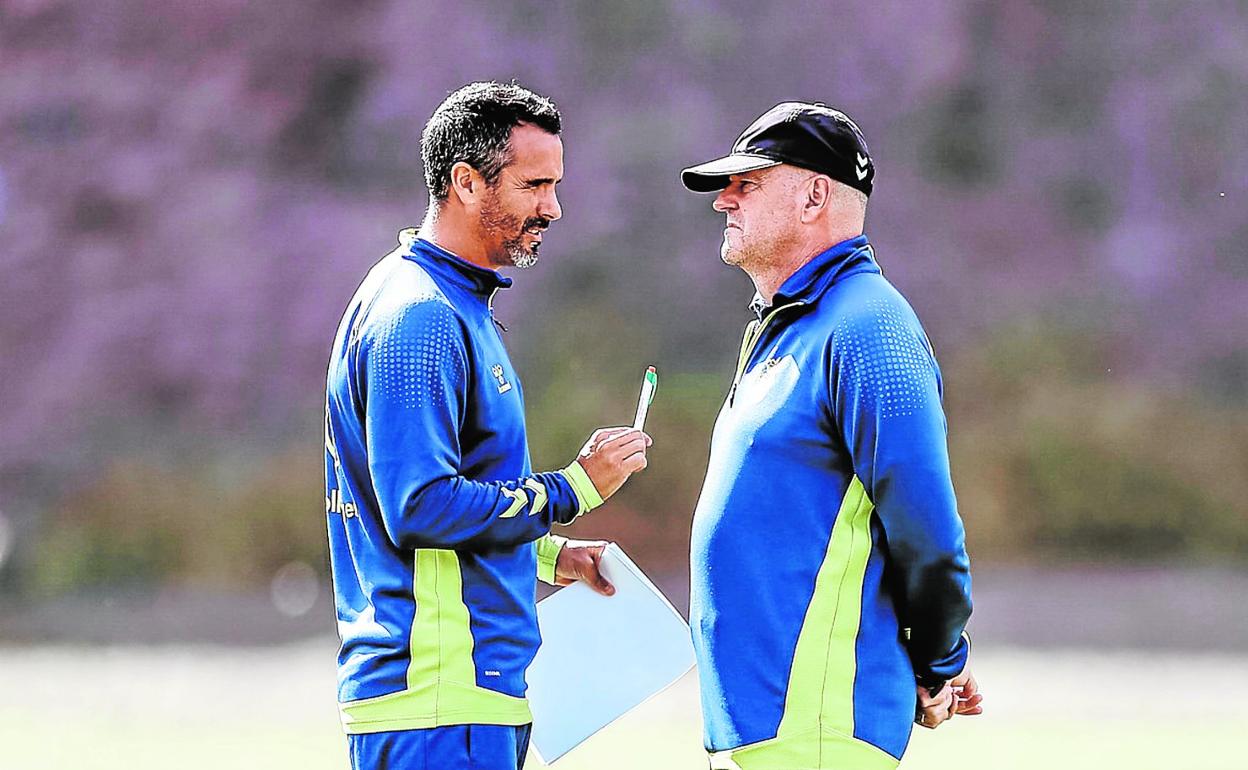 Ángel López y Pepe Mel, en un entrenamiento días atrás. Ambos fueron, por distinto motivo y con escudos diferentes, protagonistas del último triunfo de la UD en Tenerife . 