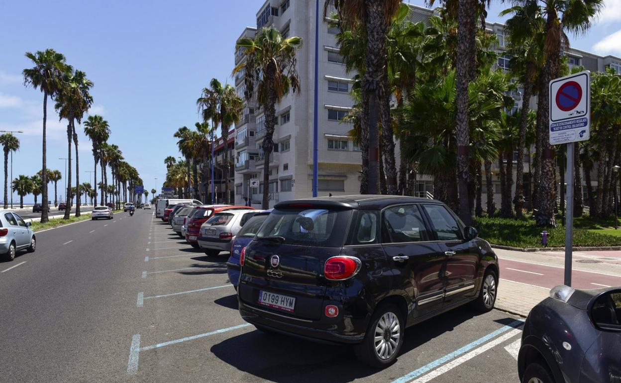 Zona de estacionamiento regulado en la Avenida Marítima. 