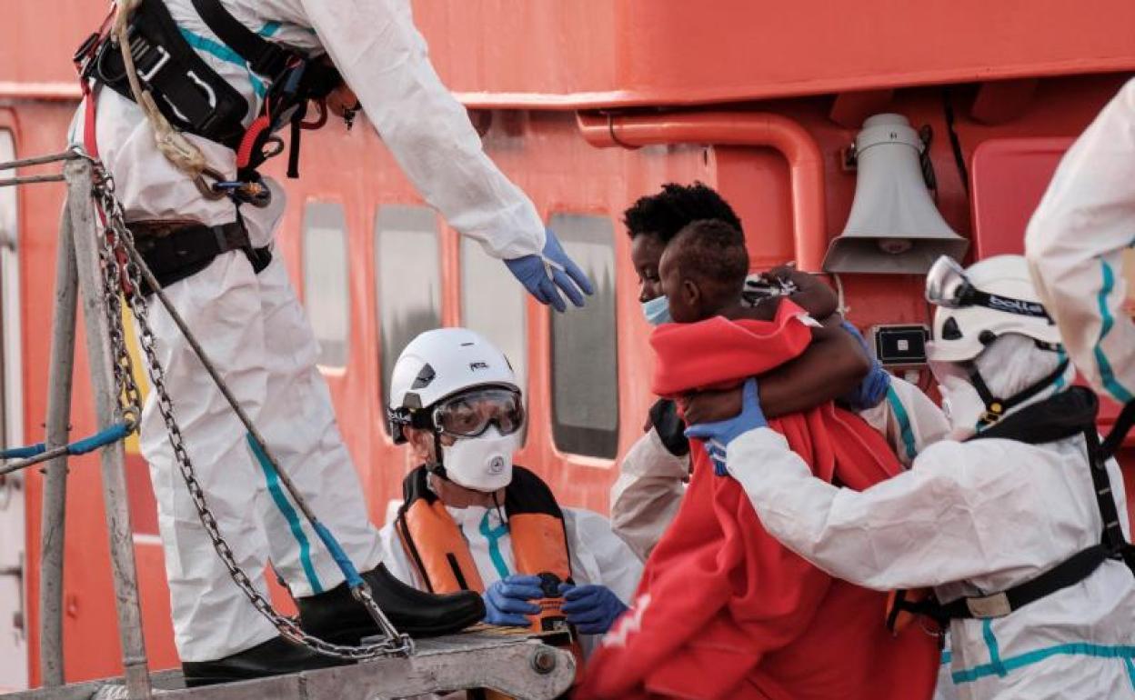 Una de las imágenes de la llegada de una patera el pasado miércoles. 