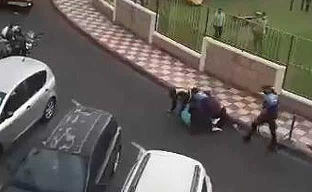 Brutal agresión a dos agentes de la Policía Local de Adeje