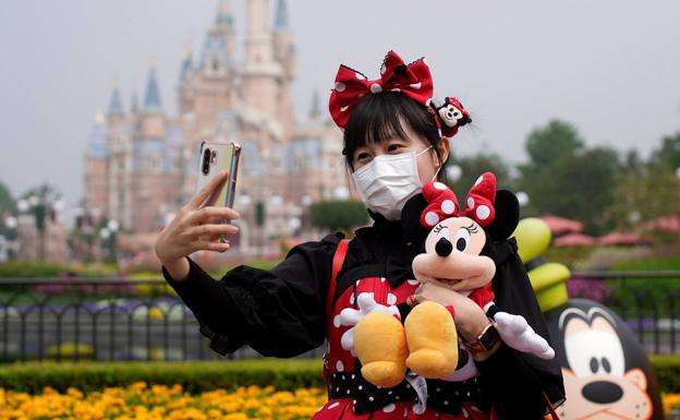 Una visitante en Disneyland Paris vestida de Minnie Mouse.