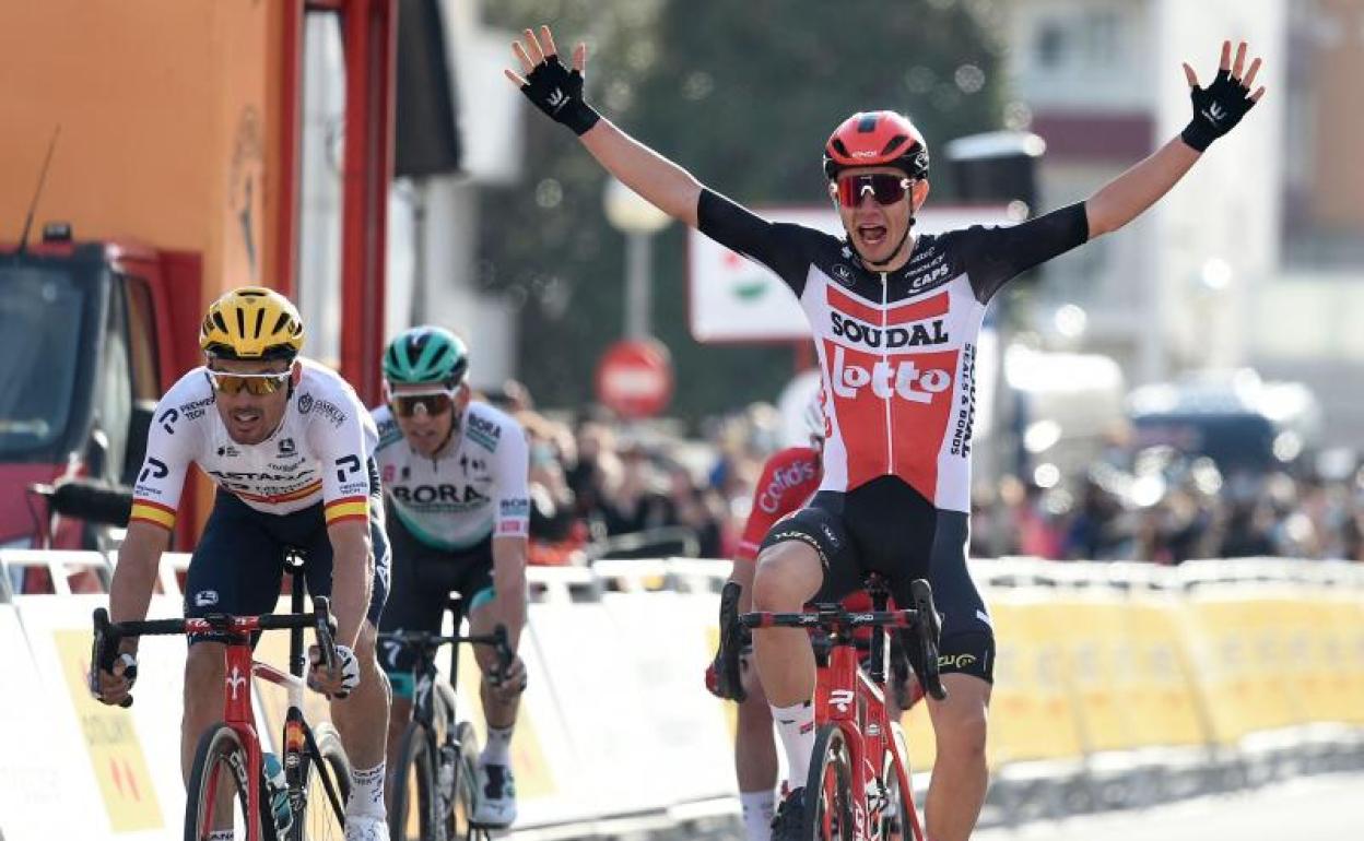 Andreas Kron celebra su victoria al sprint, con Luis León Sánchez a la izquierda. 