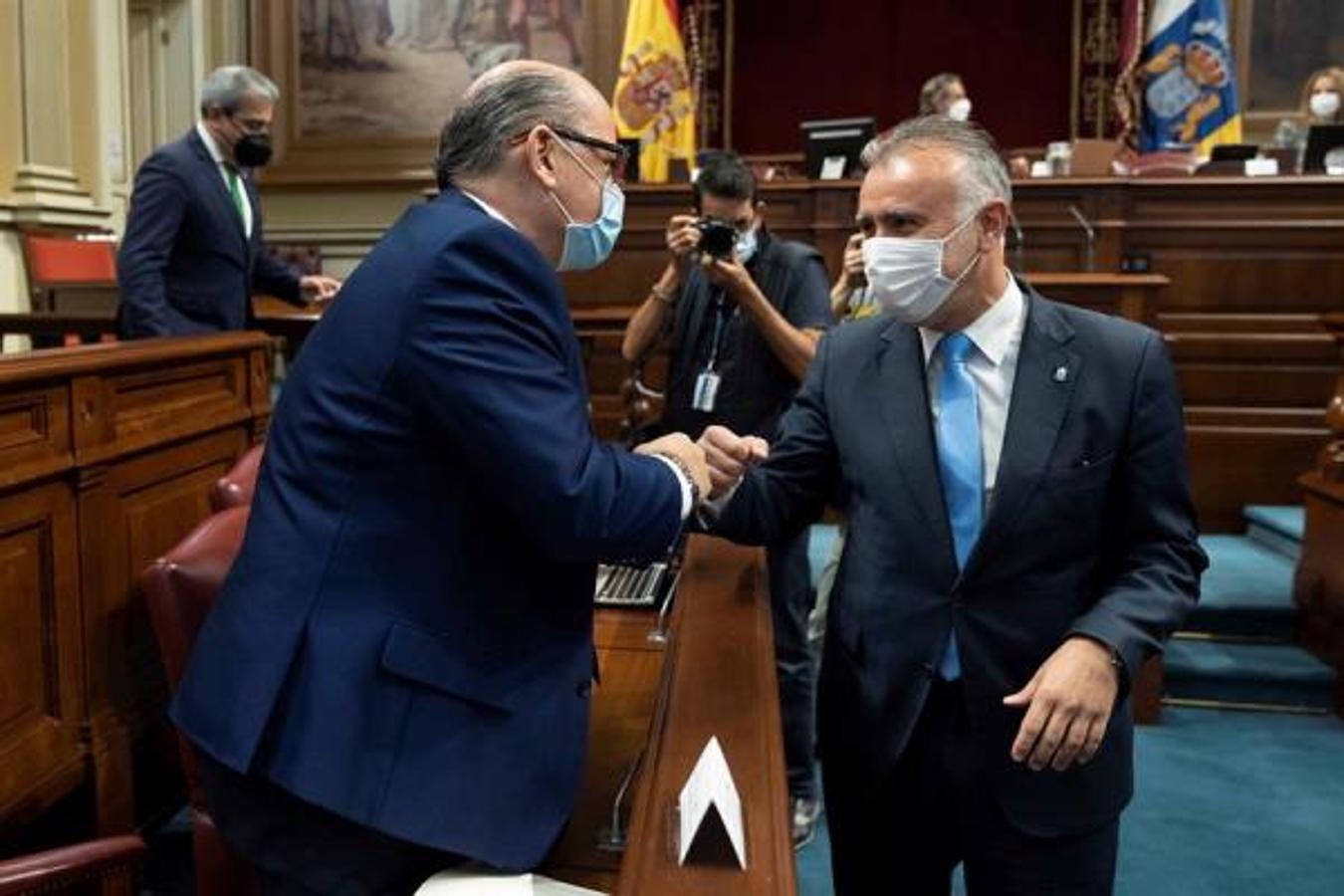 El presidente saluda a José Miguel Barragán de CC.