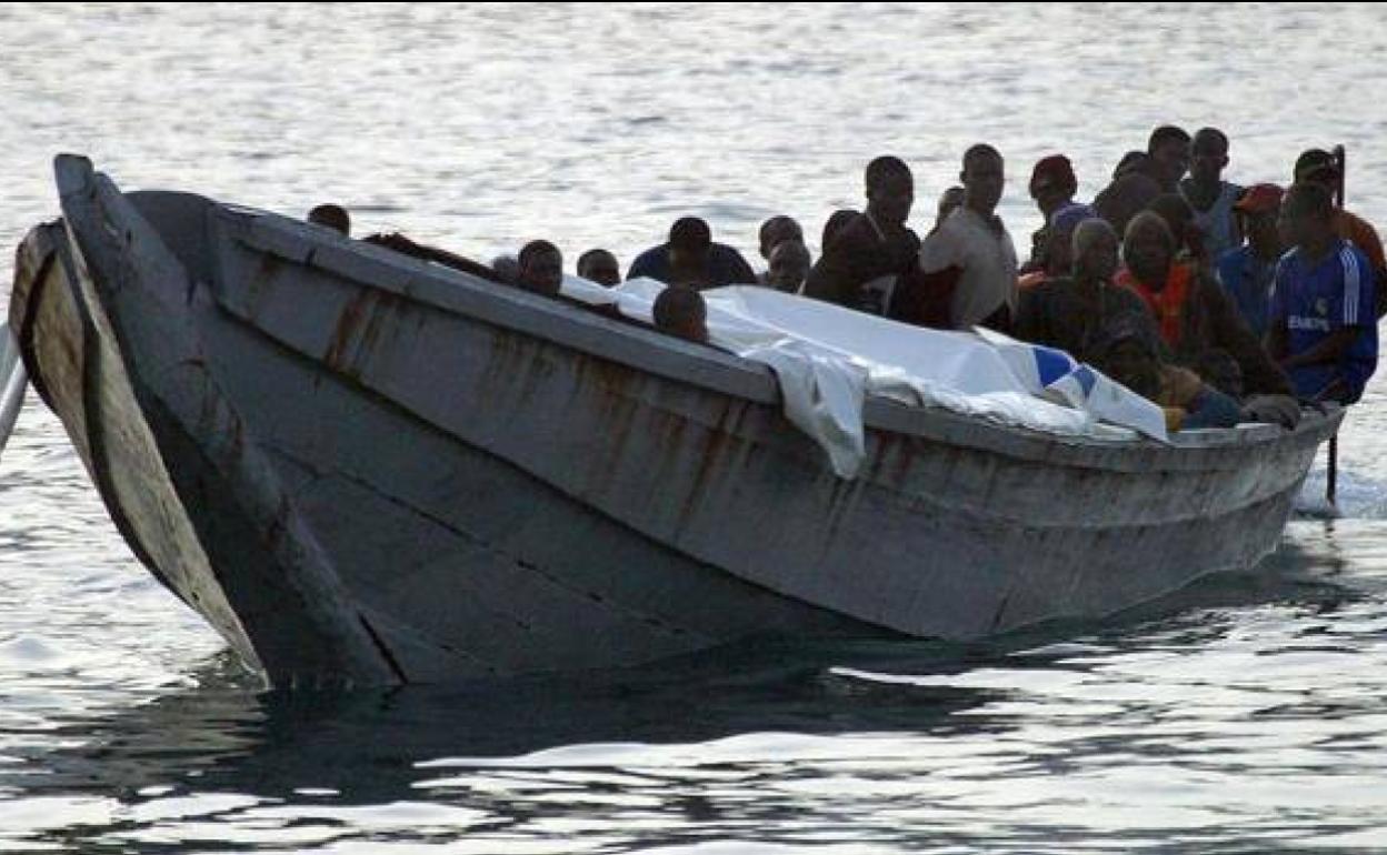 Imagen de archivo de una patera rumbo a Canarias. 