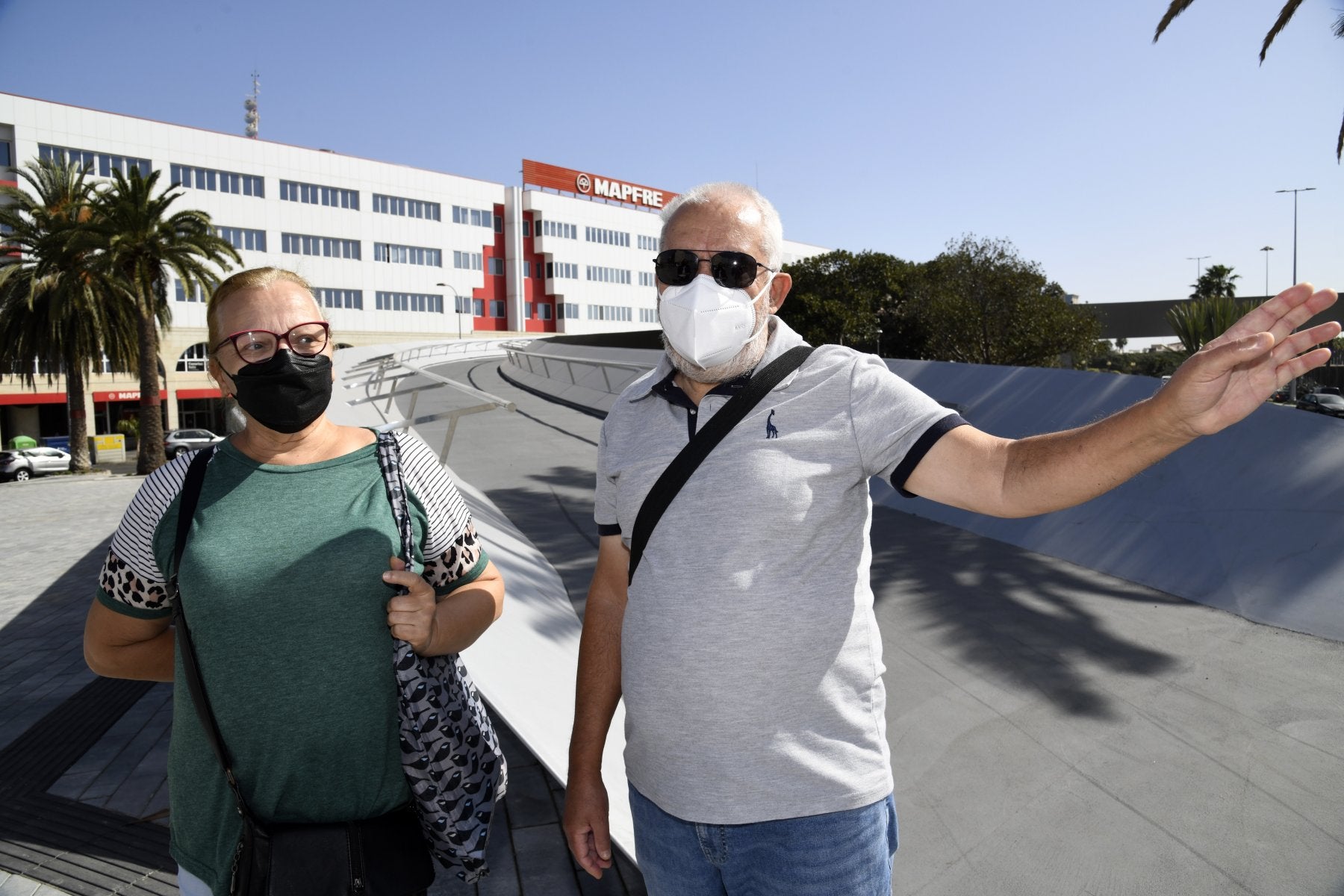 Laly y José piden que se vigile la velocidad de las bicis y patinetes que usan la pasarela.