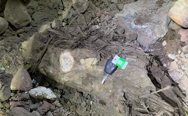 Tronco hallado, con parte de sus restos fosilizados. Las llaves se toman como referencia para dar idea del tamaño de la pieza descubierta.