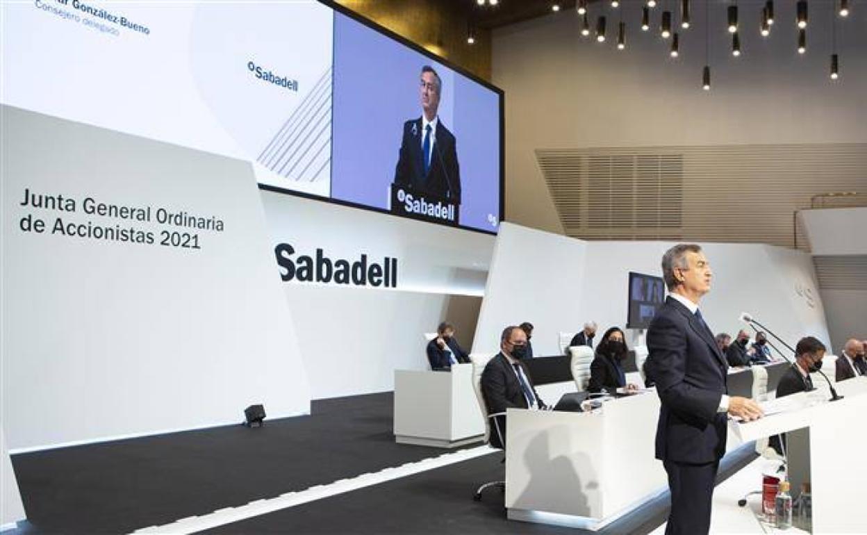 El nuevo CEO de Banco Sabadell, César González-Bueno, durante la Junta de Accionistas 2021.