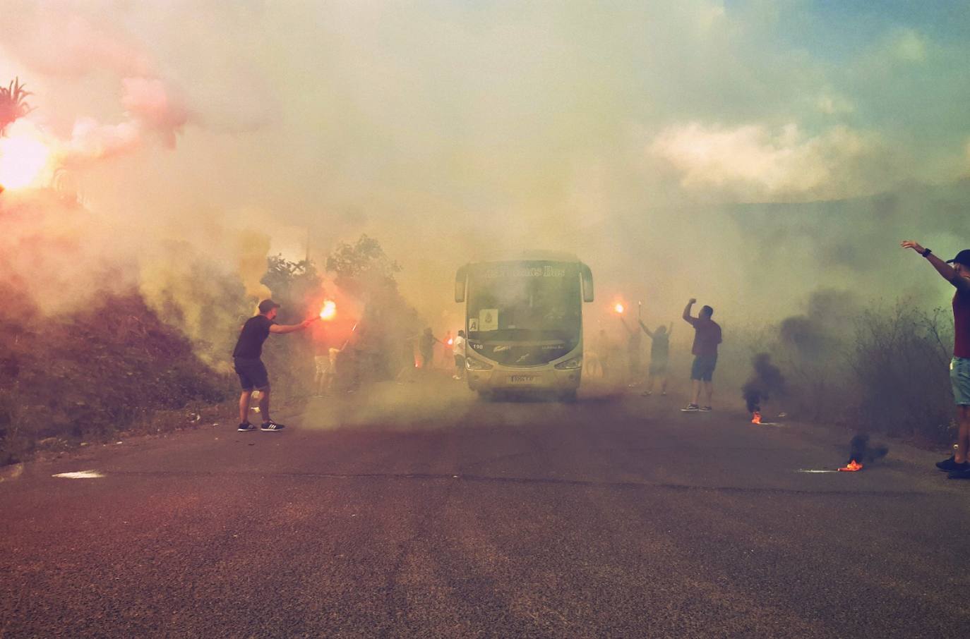 Momento en el que varios peñistas despidieron al equipo, rumbo a Tenerife. 