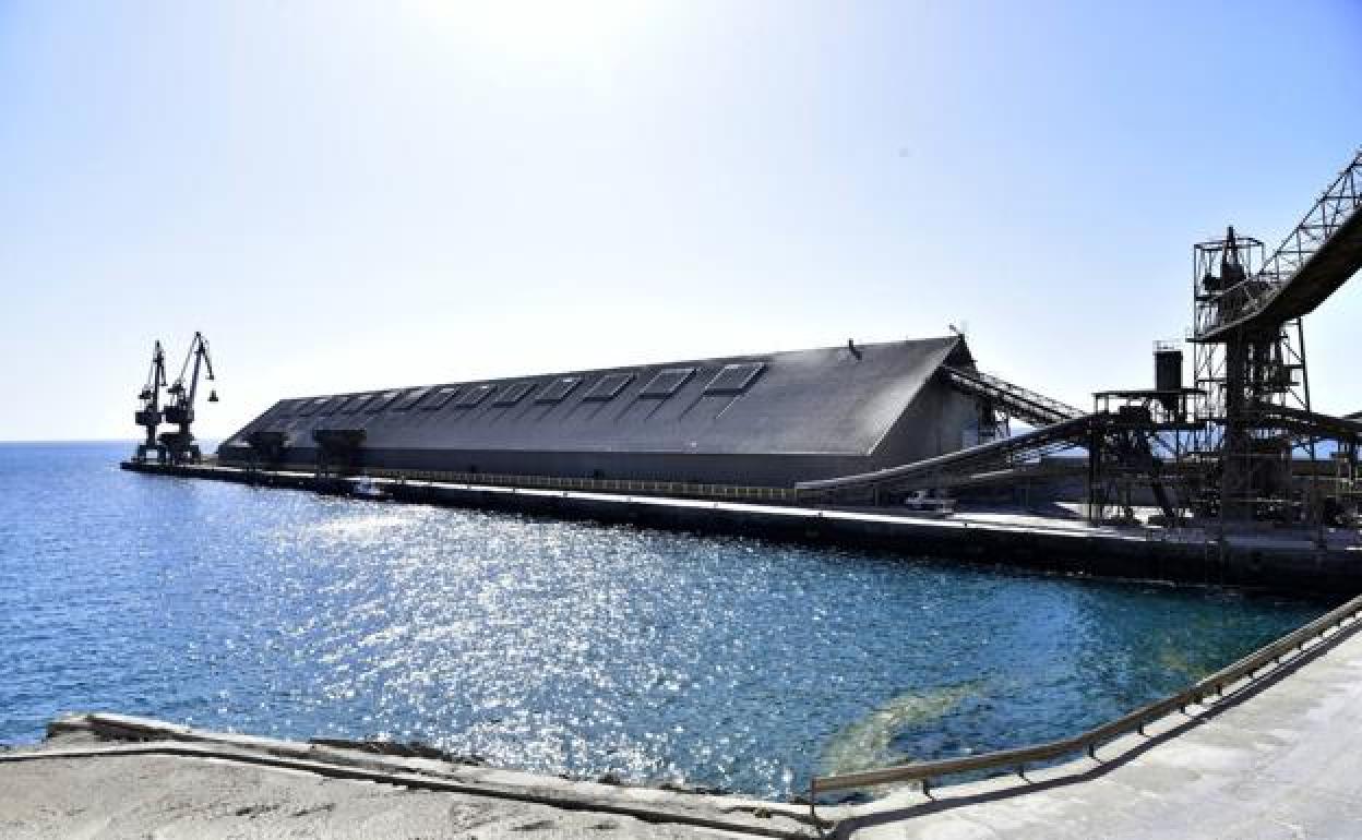 Vista de las instalacones portuarias de Santa Águeda, donde esrtá la cementera. 