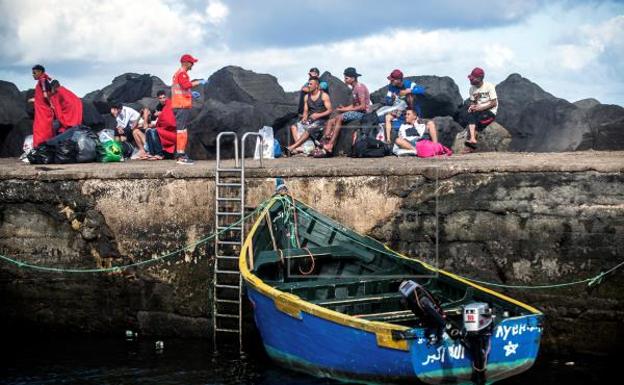 Canarias aborda la situación migratoria y la atención a los menores 