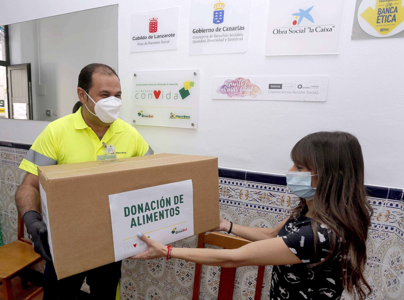 Donación de alimentos realizada por la Fundación DinoSol.