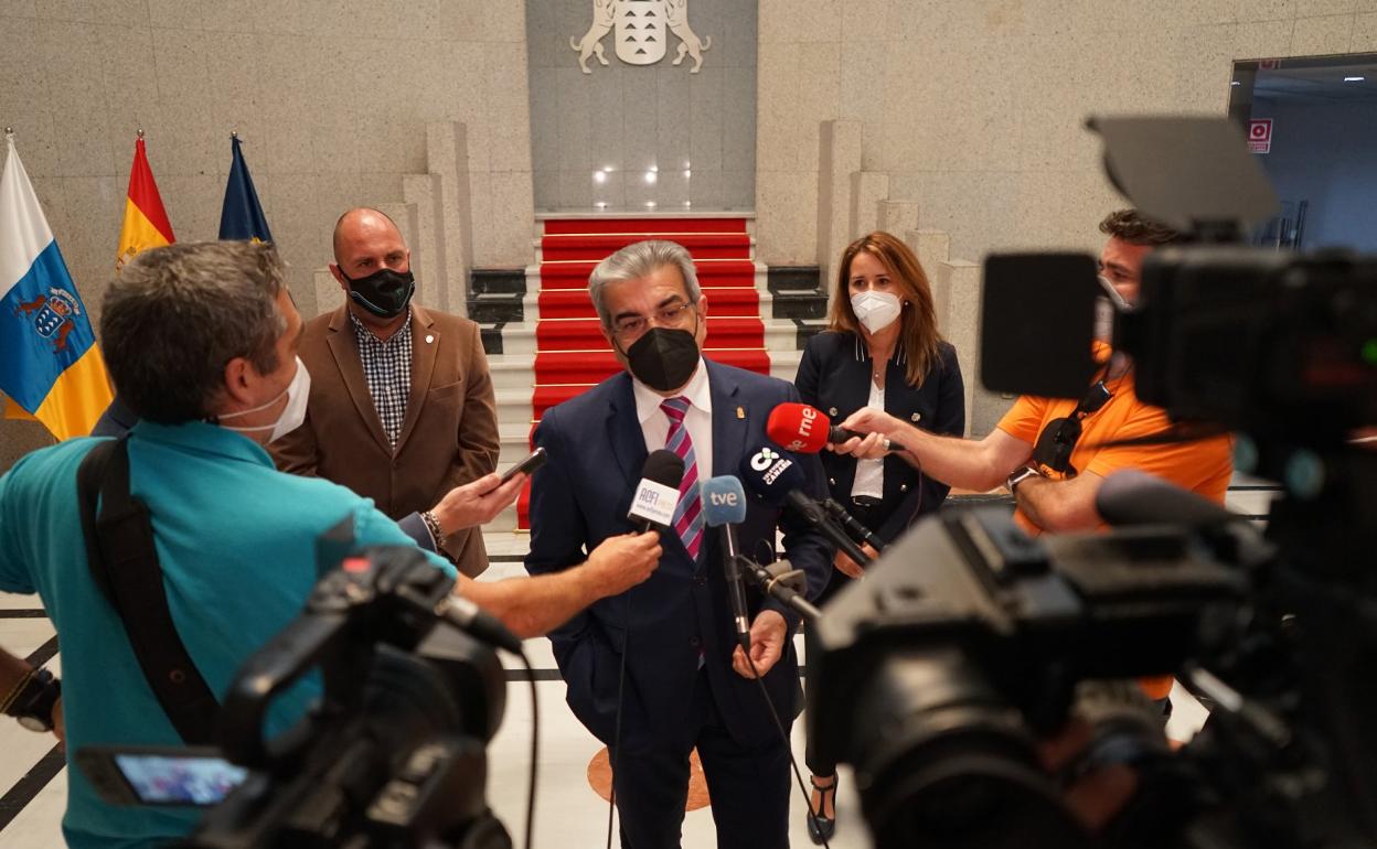 Sergio Lloret, Román Rodríguez y Lola García, ayer en la sede la vicepresidencia del Gobierno autónomo. 