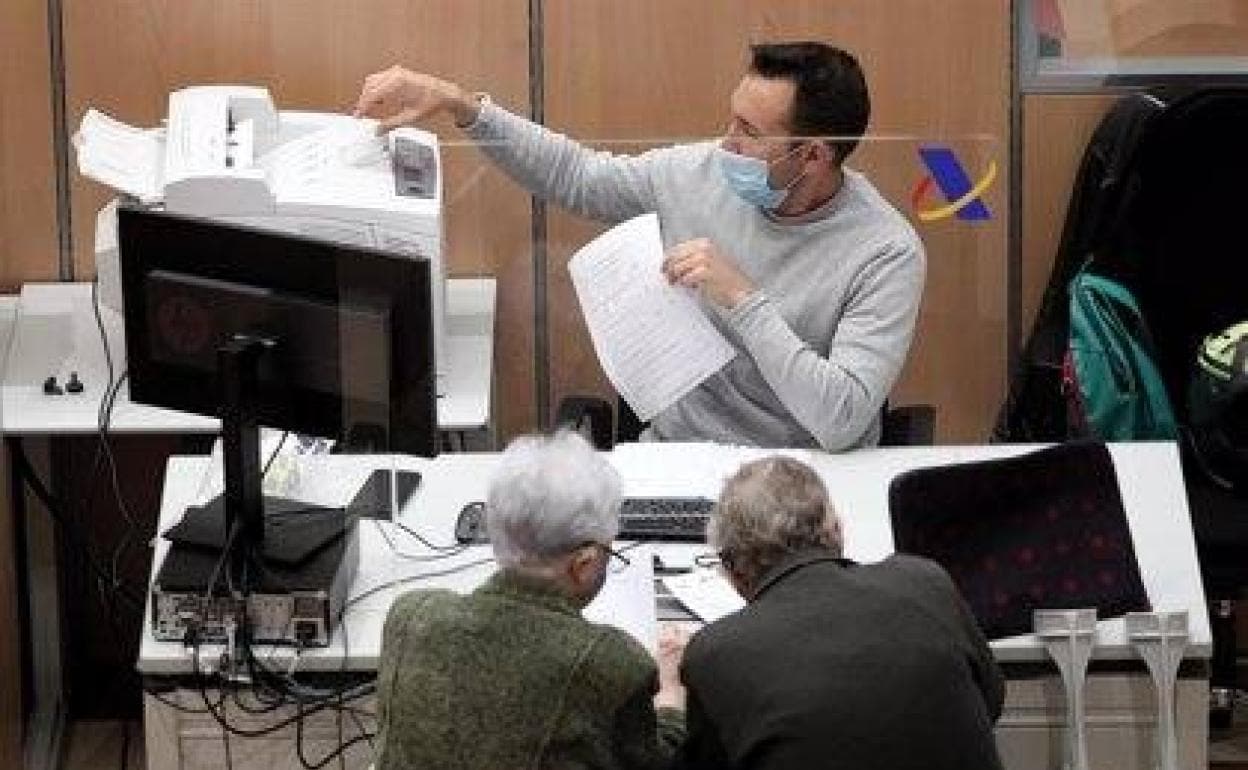 Un trabajador de la Agencia Tributaria. 