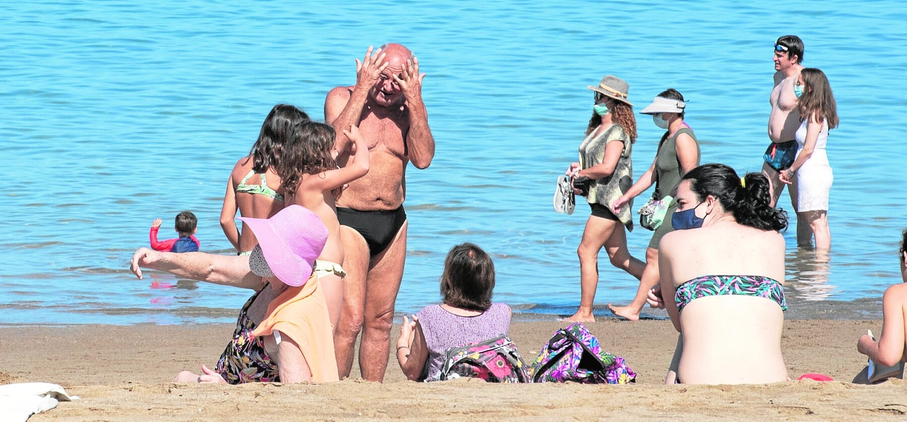 Imagen de este miércoles de la playa de Las Canteras. Las dudas sobre el uso de la mascarilla protagonizaron muchas conversaciones. 
