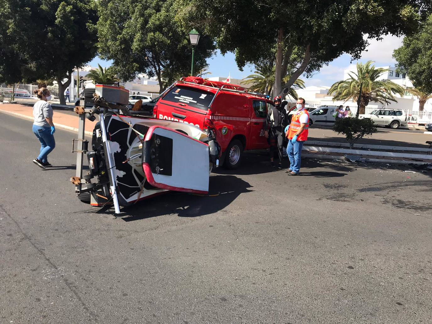 Imagen del vehículo de Bomberos accidentado en la Vía Meduler de Arrecife. 