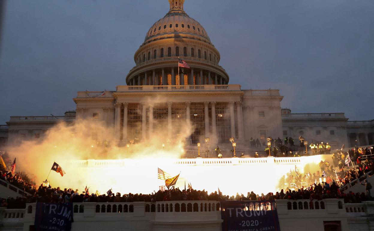 Dos policías demandan a Trump por el asalto al Capitolio 