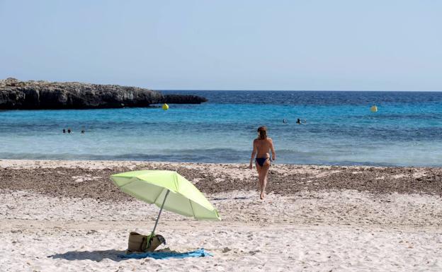Una playa casi vacía en Menorca.