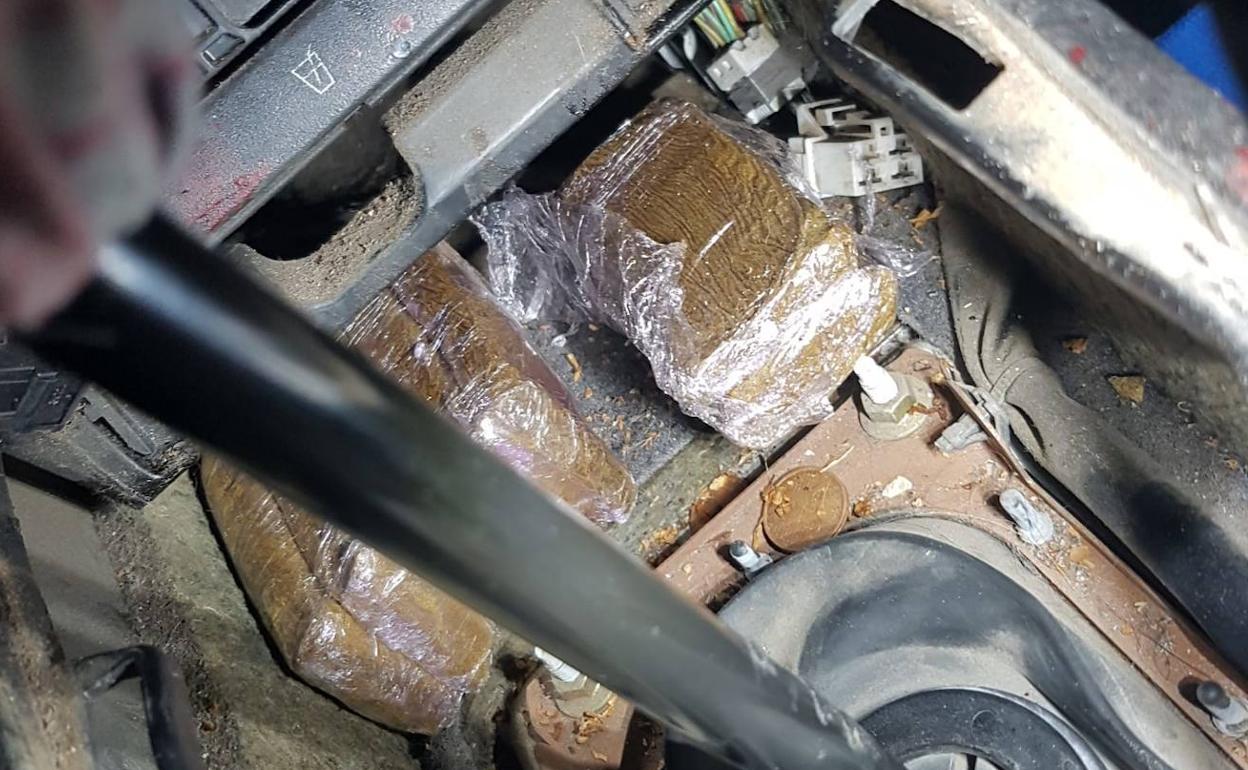 Las siete piezas de hachís oculas en la caja de cambios