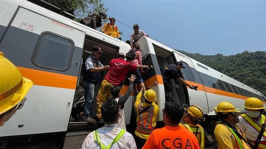 Los equipos de rescate inspeccionan el tren que descarriló en un túnel al norte del condado de Hualien, en el este de Taiwán, este viernes. Al menos 36 personas murieron y muchas otras resultaron heridas cuando un tren que transportaba a 350 personas descarriló en un túnel al norte de Hualien, en el este de Taiwán. Es el peor accidente ferroviario en 40 años.