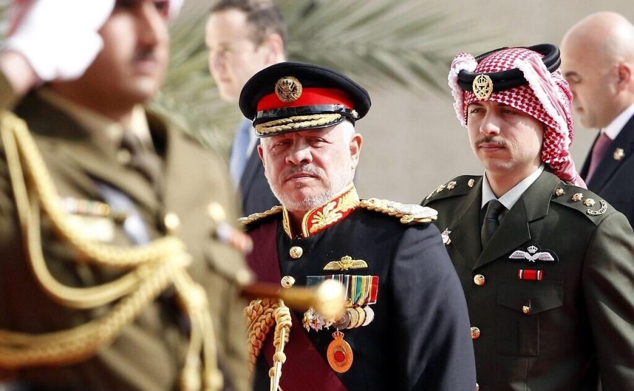 El rey Abdalá de Jordania junto a varios mandos militares.