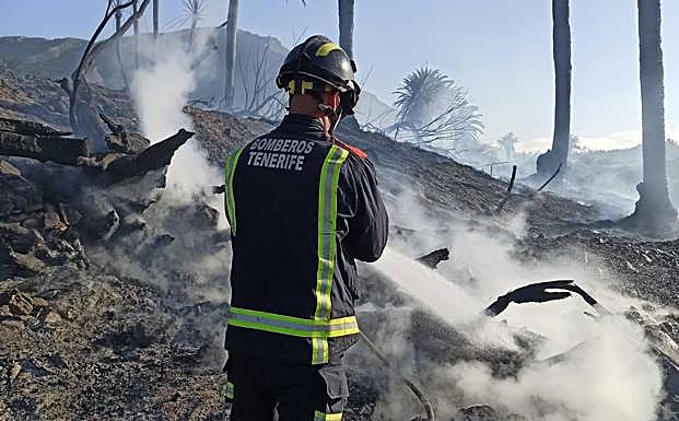 Bomberos de Tenerife realizan labores de refresco tras reavivarse el incendio en Bajamar