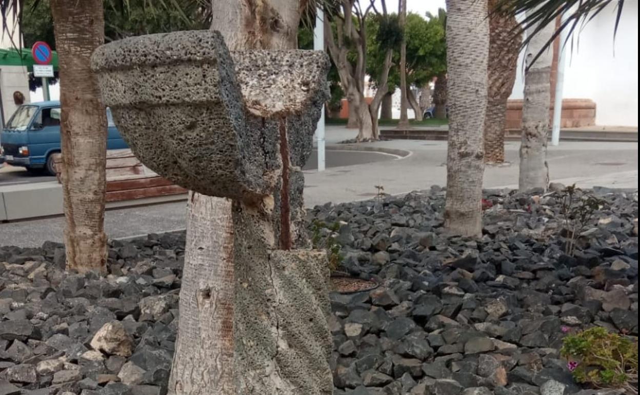La pila adorna la plaza de la iglesia de Antigua. 
