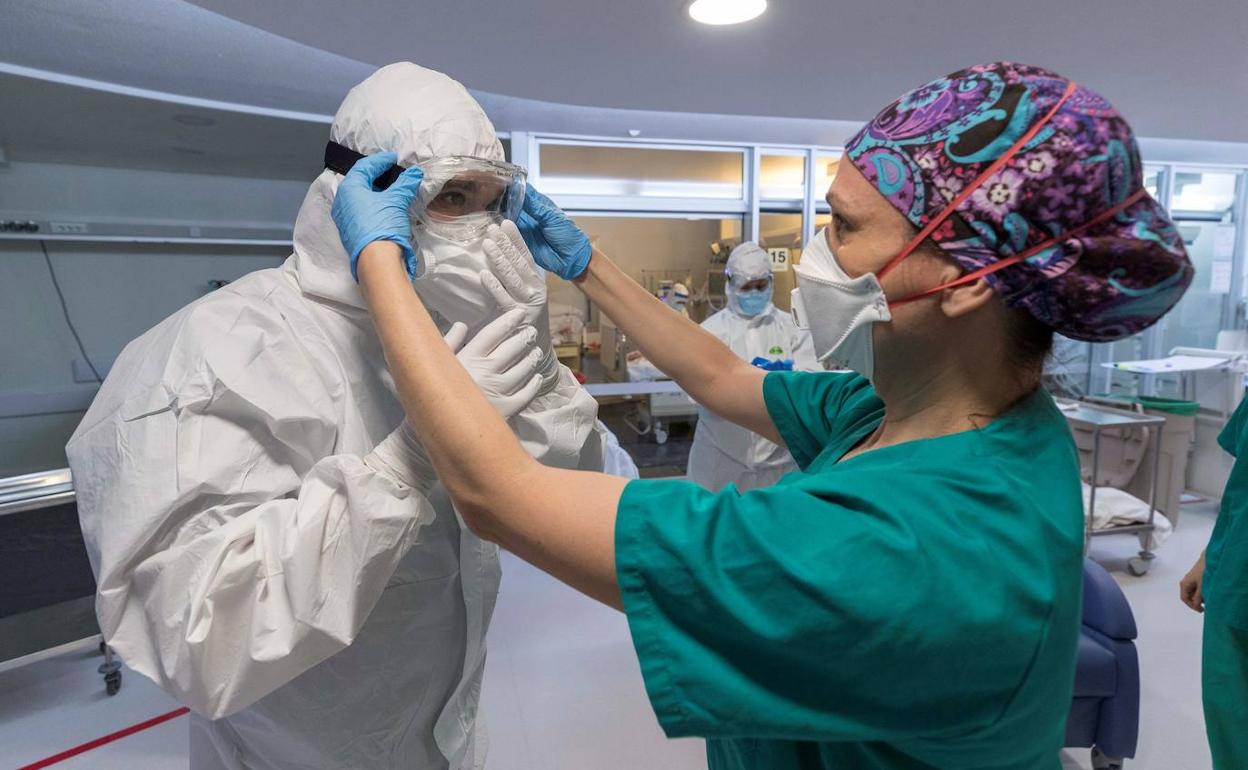 Personal sanitario con los equipos de protección que se han generalizado ante la pandemia. 