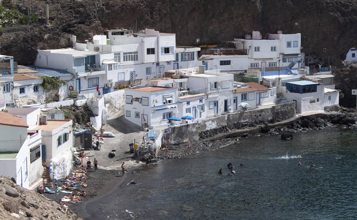 Bañistas y submarinistas en la playa de Tufia, en la costa de Telde.