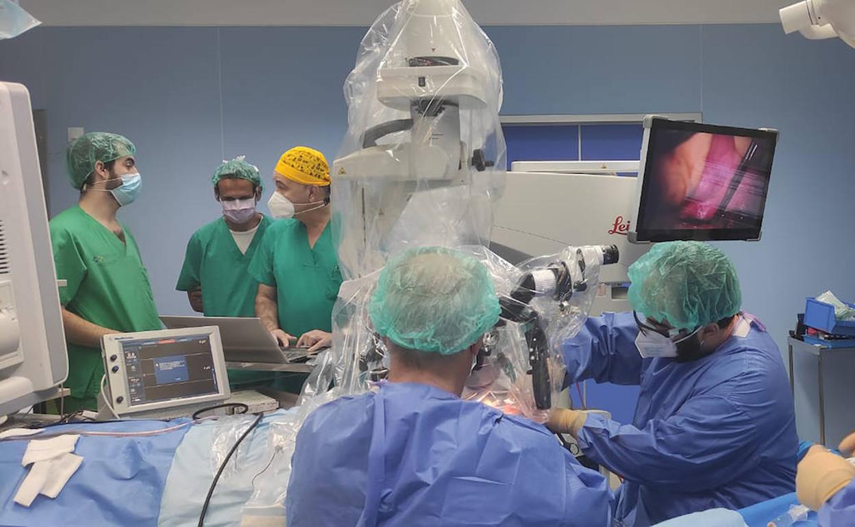 Actividad quirúrgica durante la colocación y monitorización operatoria durante el primer caso de implante vestibular otolítico en el mundo realizado. 