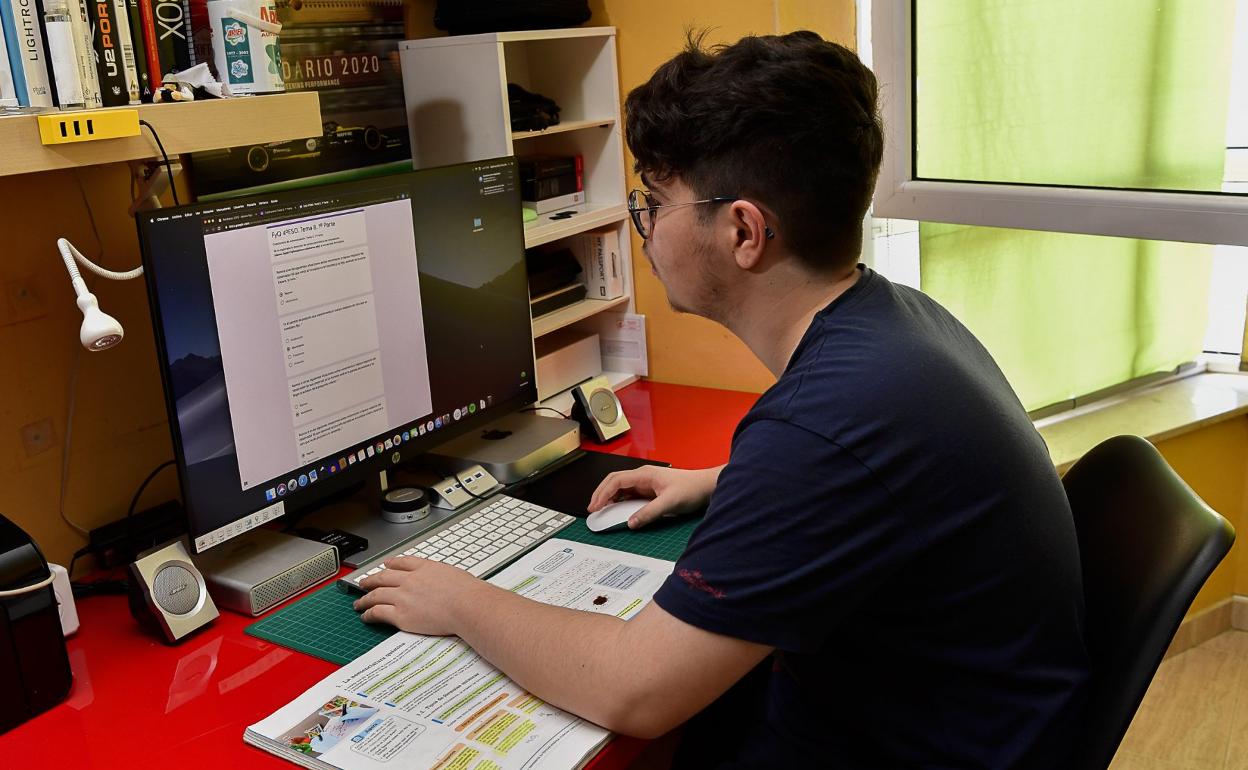 Imagen de archivo de un estudiante en una clase telemática durante el confinamiento. 