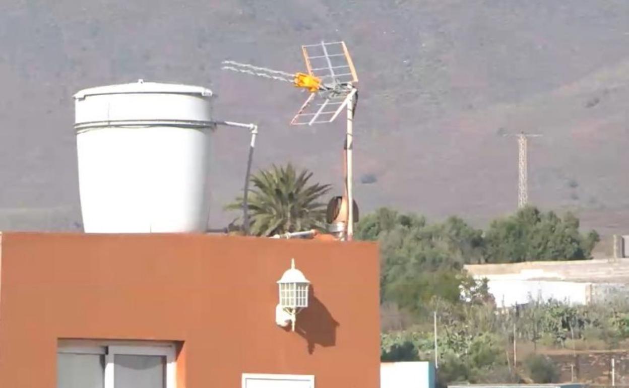 Bidón en lo alto de una casa de Agüimes. 