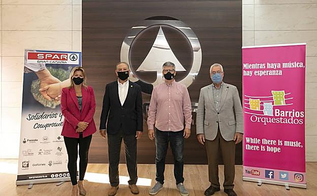 Los representantes de SPAR Gran Canaria y Barrios Orquestados tras la firma del convenio