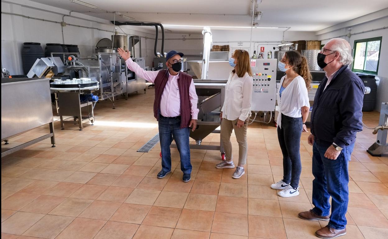 Visita. José Luis Moreno, el propietario, muestra a los consejeros la maquinaria de envasado de aceitunas. 