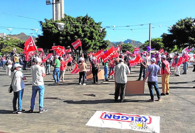 Los trabajadores, durante la manifestación de ayer en Tenerife. 