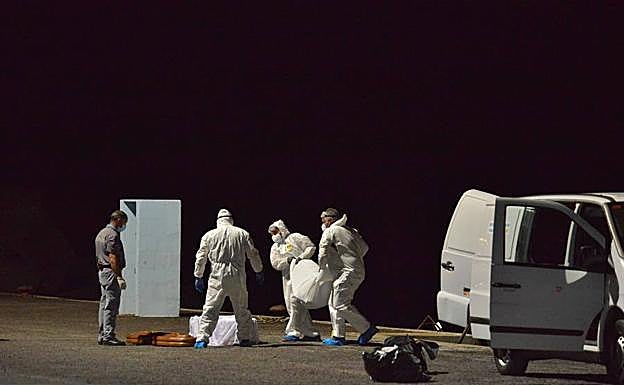Llegada al muelle de La Restinga (El Hierro) de los cadáveres de los 4 hombres fallecidos en un cayuco