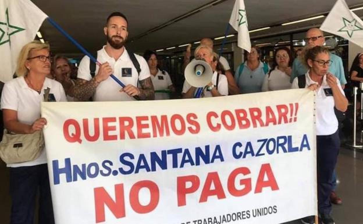 Imagen de archivo de una protesta de los trabajadores de limpieza de Santana Cazorla afectados. 
