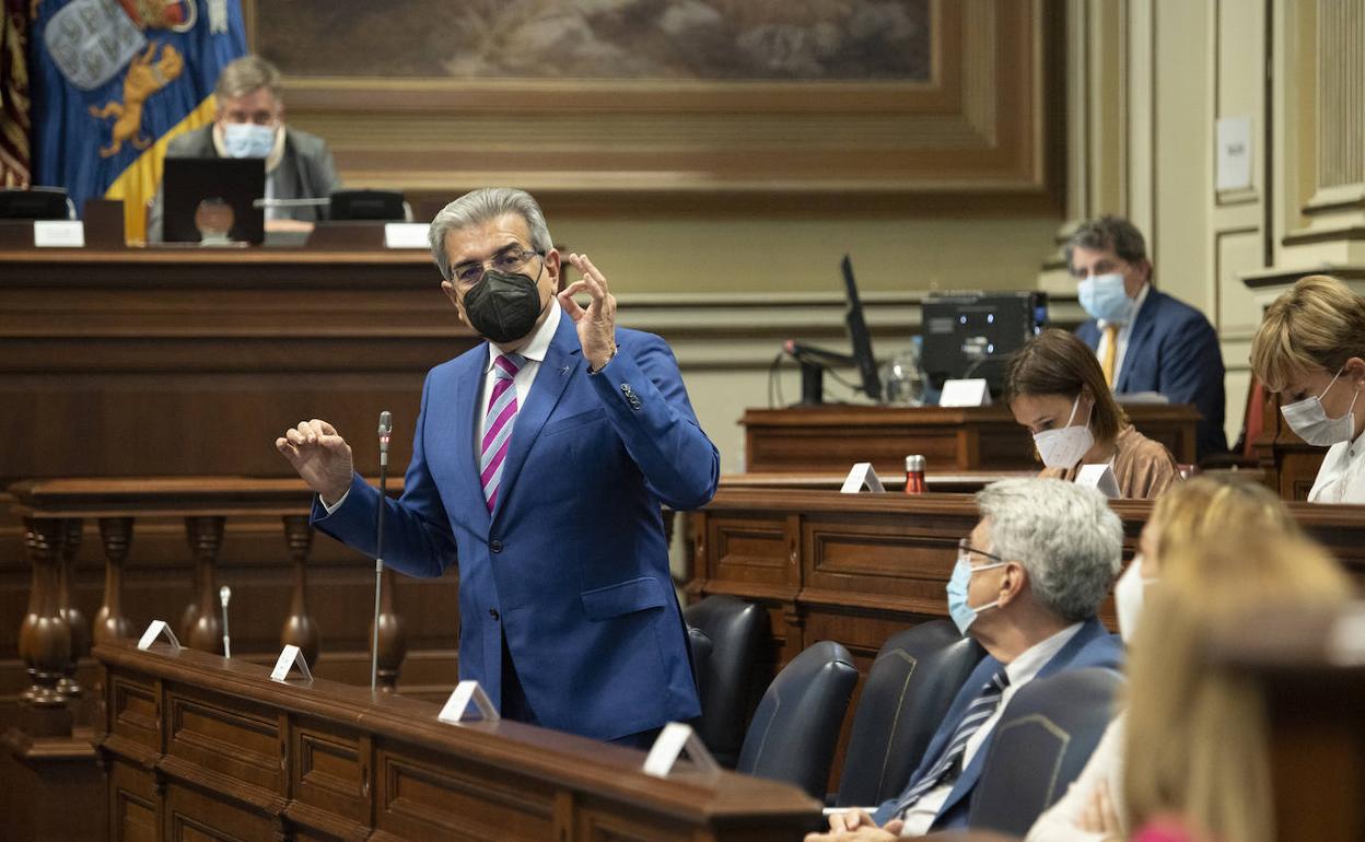 El vicepresidente y consejero de Hacienda del Gobierno de Canarias, Román Rodríguez