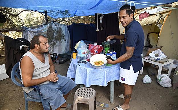 Franchesco convive con un amigo. Comen de lo que les ayudan. 