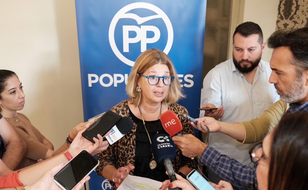 Pepa Luzardo atiende a los medios de comunicación en una imagen de archivo. 